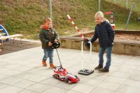 Schranke mit Kindern