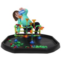 Wasserbahn-Set aufgebaut mit Kind