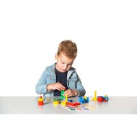 Kind mit Holzschrauben und Muttern