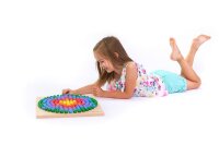 Kugelbrettspiel mit Kind