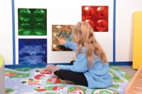 Kind mit 4 Gewöblten Farbspiegeln