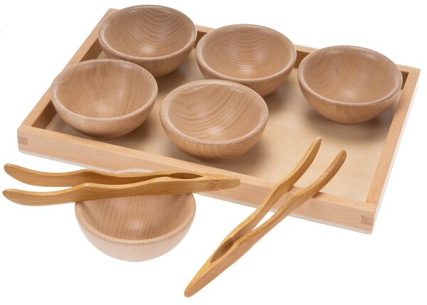 Sortiertablett mit Holzschalen und Pinzetten