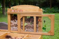 offene Gittertür des Insektenhotels