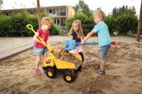 Maxi Dumper Sand mit Kindern