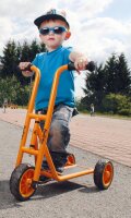 Kind auf Krippenroller Mini Rolly