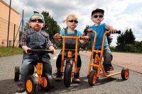 Kinder mit Mini-Fahrzeugen im Einsatz