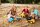 Kipplaster mit Kindern im Sand