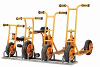 Ständer mit 4 Fahrzeugen