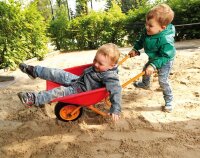 Schubkarre mit Kind beladen