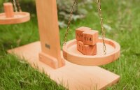 Waagschale mit Holz-Gewicht