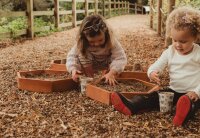 2 Kinder spielen mit den Holzwaben