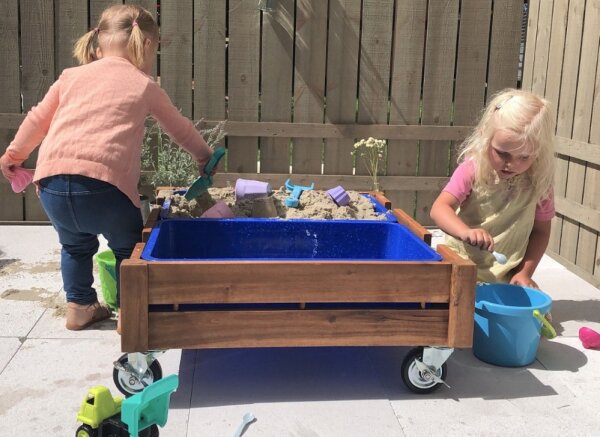 Outdoor Sandkasten-Matschtisch auf Rollen 653