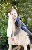 Holzpferd Outdoor mit Kind