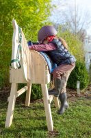 Kind steigt auf Holzpferd Outdoor