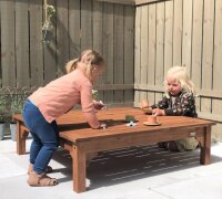 Outdoor Boden-Spieltisch mit Kindern