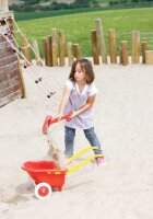 Schubkarre Kunststoff mit Kind im Sand