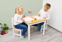 Junge steht am Tisch der Kindersitzgruppe
