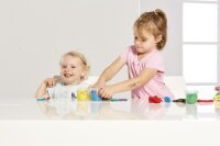 Kinder spielen mit Softknete