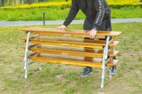 Mann beim Stapeln der Outdoorbänke