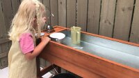 Outdoor Boden-Spieltisch mit Kindern
