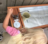 Outdoor Boden-Spieltisch mit Kind
