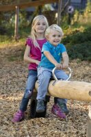 Holzwippe Robinie mit Kindern