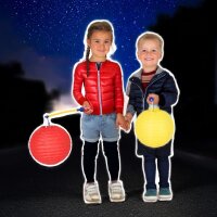 Kinder mit Laternenstab und Lampion