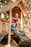 Kinder auf der Rutsche des Kletterturms