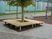 Liegedeck im Schulhof aufgestellt