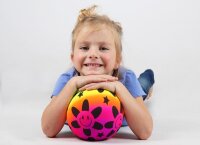 Regenbogenball mit Kinde