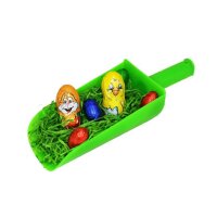 Grüne Sandschaufel als Osternest