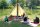 Baum-Tipi innen mit Menschen