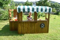 Outdoor Spielkueche mit Junge von vorn