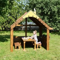 Outdoor Spielhaus Maedchen isst