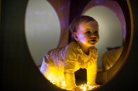 Sinneshoehle Lichtspiel Baby schaut raus