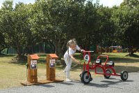 Kindertankstelle Maedchen tankt