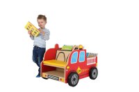 Buecherregal Feuerwehr Junge neben Regal