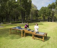Outdoor Sand- und Wassertisch von oben mit Kind