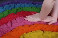 Fließsand Regenbogen Hand