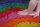 Fließsand Regenbogen Hand