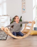 Kletterbogen Kari mit Kind schaukelnd