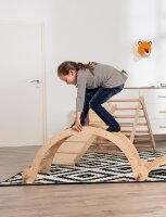 Kletterbogen Kari mit Kind kletternd