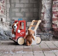 Lauflernwagen Feuerwehrauto vor Mauer