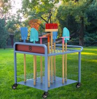Gartengerätewagen mit Geräten im Garten
