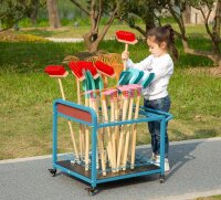 Gartengerätewagen mit Geräten, mit Kind