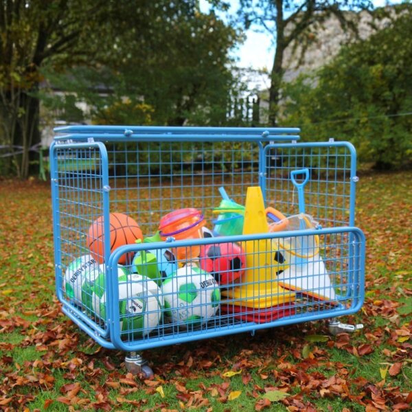 Transportwagen mit Inhalt auf Herbstwiese