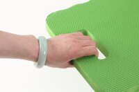 Sitzkissen grün mit Hand im Griffloch