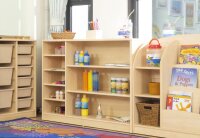 Regalschrank im Raum