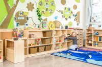 Regalschrank im Raum