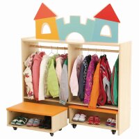 Sitzbank bunte Burg mit Kleidern